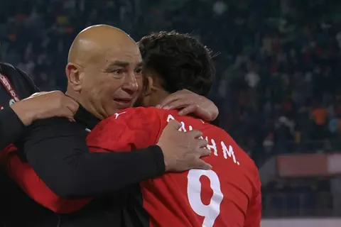 دموع الفرح.. بكاء حسام حسن بعد التأهل إلى نصف نهائي كأس الأمم (صور)